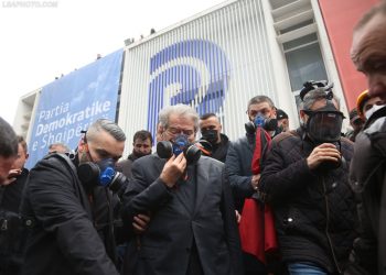 Ish kryeministri, Sali Berisha, duke u larguar nga selia pas nderhyrjes se forcave te policise per te shperndare protestuesit qe tentonin te hynin ne seline blu gjate protestes se thirrur nga ish-kryeministri Sali Berisha per te larguar Lulzim Bashen nga drejtimi i Partise Demokratike. Percarja brenda partise me te madhe opozitare shqiptare erdhi pas largimit nga grupi parlamentar i PD te Berishes, me arsyetimin se ai ishte shpallur non grata nga SHBA./r/n/r/nFormer leader of the main opposition Democratic Party Sali Berisha leaves the headquarters after police intervention as his supporters try to invade at the headquarters of Democrats' Party in Tirana. Hundreds of opposition supporters broke into the Democratic Party’s headquarters due to an internal fight for its leadership. Albania’s Former President and Prime Minister Sali Berisha has gathered supporters in a bid to oust current party leader Lulzim Basha. Berisha accuses Basha of being a ‘hostage’ of current Prime Minister Edi Rama of the left-wing Socialist Party.