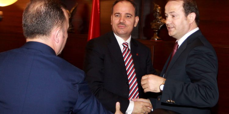 MBLEDHJE E KLD - Presidenti Bujar Nishani dhe Ministri i Drejtesise Eduard Halimi, gjate nje mbledhje te Keshillit te Larte te Drejtesise, KLD, ku eshte vleresuar si ligjshem emerimi i Gjin Gjonit ne postin e anetarit te KLD.