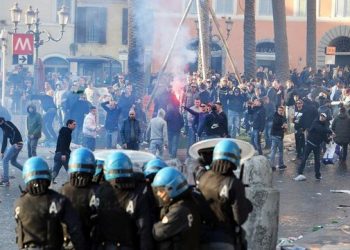 Clashes between Feyenoord's supporters and Italian Police in Piazza di Spagna, Rome, prior of Europa League soccer match between As Roma and Feyenoord at Olimpico stadium in Rome, 19 February 2015. ANSA/VINCENZO TERSIGNI