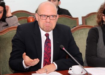 MANJANI NE KOMISIONIN PARLAMENTAR TE SIGURISE - Ministri i Drejtesise, Ylli Manjani, duke folur gjate nje mbledhje te komisionit parlamentar te Sigurise./r/n/r/nMANJANI AT THE PARLIAMENTARY SECURITY COMMITTEE - Minister of Justice, Ylli Manjani, speaks during a session of Parliamentary Security Committee.