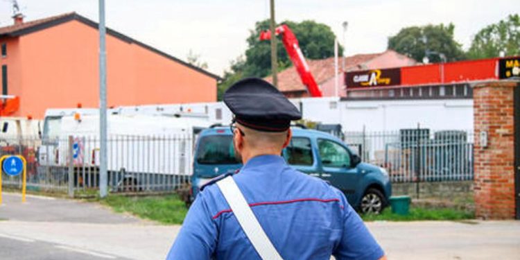 I carabinieri sul luogo della sparatoria mortale in una azienda di Casale Cremasco, 14 settembre 2022.
ANSA/ZANINELLI JACOPO