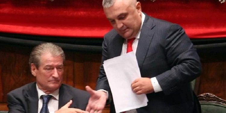 Kryeministri Sali Berisha dhe zevendesi i tij Ilir Meta, gjate nje seance parlamentare, ku kryeministri Berisha, ka prezantuar programin e qeverise se tij te re.