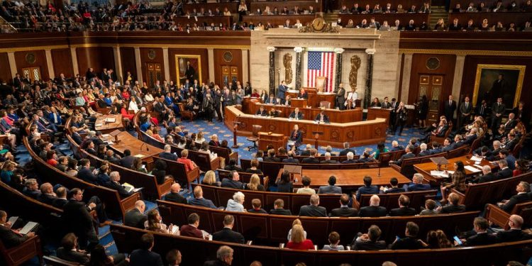 WASHINGTON, DC - JANUARY 03: The House of Representatives votes on Speaker of the House between Rep. Kevin McCarhty (R-CA) and Rep. Hakeem Jeffries (D-NY) in the House Chamber of the U.S. Capitol Building on Tuesday, Jan. 3, 2023 in Washington, DC. Today members of the 118th Congress will be sworn in and the House of Representatives will hold votes on a new Speaker of the House. (Kent Nishimura / Los Angeles Times via Getty Images)