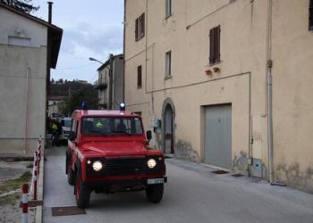 I vigili del fuoco fuori dalle abitazioni dove si sono registrati i danni maggiori dopo la scossa di terremoto in località Pian dAssino, nel comune di Umbertide, 9 marzo 2023.
ANSA/Gianluigi Basilietti
