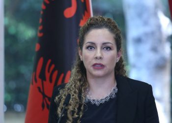 Ministrja per Evropen dhe Punet e Jashtme, Olta Xhacka, duke folur ne nje konference me Zv/kryeministrin dhe ne te njejten kohe ministrin i jashtem holandez Wopke Hoekstra, pas nje takimi ku eshte folur mbi marredheniet midis dy vendeve dhe reformat qe Shqiperia pritet te ndermarre ne kuadrin e procesit te integrimit Evropian. Xhacka u shpreh se, Shqiperia dhe Holanda jane reshtuar se bashku ne “Grupin e Miqve per Llogaridhenien në Ukraine” dhe shprehu mirenjohje ndaj Holandes per trajnimet në kuader te programit MATRA./r/n/r/nThe Minister for Europe and Foreign Affairs, Olta Xhacka, speaking in a conference with the Deputy Prime Minister and at the same time the Dutch Foreign Minister Wopke Hoekstra, after a meeting where they talked about the relations between the two countries and the reforms that Albania is expected to undertake in the framework of the European integration process. Xhacka said that Albania and the Netherlands have joined the "Group of Friends for Accountability in Ukraine" and expressed gratitude to the Netherlands for training in the framework of the MATRA program.