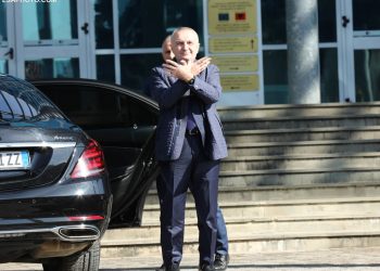 META DEPOZITON PADI KUNDER GJONAJ - Presidenti, Ilir Meta, duke bere simbolin e shqiponjes para se te hyje ne Prokurorine e Posacme, SPAK, ku depozitoi kallezimin penal per Ministren e Drejtesise, Etilda Gjonaj dhe funksionare te tjere te larte te perfshire ne veprimtari te rendë kriminale, ne funksion te grushtit te shtetit, sipas tij./r/n/r/nMETA FILES LAWSUIT AGAINST GJONAJ - President, Ilir Meta, makes the eagle symbol before entering at the Special Prosecutor's Office, SPAK, where he filed criminal charges against Justice Minister Etilda Gjonaj and other high-ranking officials involved in criminal activity, in view of the coup, according to him.