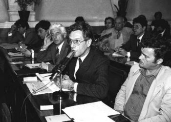 Tirane.15.04.91.- Nga e djathta ne te majte deputetet e PD Hazem Hajdari, Gramoz Pashko duke diskutuar, Neritan Ceka,Arben Imami dhe Sali Berisha ne parlament.ATSH.Foto:P.Omeri