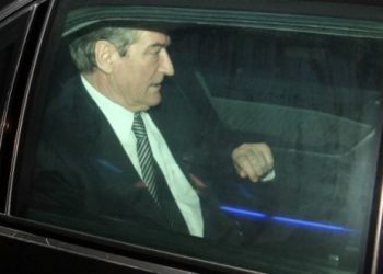 Kryeministri Sali Berisha, duke u larguar me makine, pas nje mbledhje te kryesise te PD, ku eshte diskutuar ne lidhje me ristrukturimin e Partise Demokratike, ecurine politike dhe kalendarin politik qe do te ndjeke kjo parti gjate ketij viti.