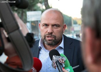 Nenkryetari i LSI, Ylli Manjani, duke folur per gazetaret ne hotel Rogner, ku eshte takuar me Kryetarin e Kuvendit Ilir Meta, pas doreheqjes se Nasip Nacos nga posti i Ministrit te Drejtesise./r/n/r/nYlli Manjani, speaks to journalists at Rogner Hotel, where met with Parliament Speaker Ilir Meta after Nasip Nacos resignation from the post of Minister of Justice.