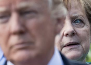 US-Präsident Donald Trump steht vor Bundeskanzlerin Angela Merkel (CDU) am 27.05.2017 beim Familienfoto der G7 Staaten mit den Outreach-Partnern in Taormina auf Sizilien (Italien). Foto: Michael Kappeler/dpa +++(c) dpa - Bildfunk+++