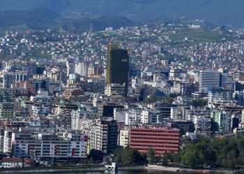 Foto e Tiranes pas fillimit te masave drastike te distancimit social per parandalimin e koronavirusit, Covid-19, ku dallohet qe cilesia e ajrit eshte permiresuar ndjeshem, teksa pallatet dhe ndertimet perreth dallohen qartazi permes kameres./r/n/r/nPhotos of Tirana after the start of drastic measures of social distancing to prevent coronavirus, Covid-19, as air quality in Tirana has improved significantly, while the houses and surrounding buildings are clearly visible through the camera.
