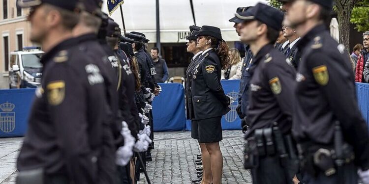 El alcalde de la ciudad, José Mazarías , preside el acto de entrega de la Medalla de Oro de la Ciudad a la Policía Nacional,