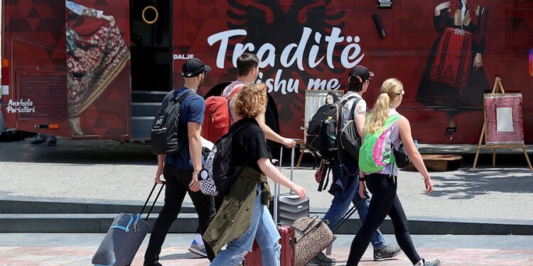 Turiste duke ecur me valixhe ne duar ne sheshin Skenderbej. Gjate katermujorit te pare 2023, numri i shtetasve te huaj qe kane hyre ne territorin shqiptar eshte 1.684.820. Ky numer eshte rritur me 57%, krahasuar me te njejten periudhe te vitit 2022./r/n/r/nTourists walking with suitcases in Skanderbeg Square. During the first quarter of 2023, the number of foreign citizens who entered the Albanian territory is 1,684,820. This number has increased by 57%, compared to the same period of 2022.