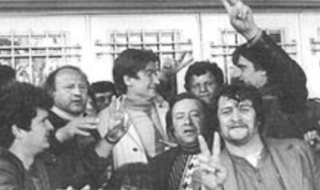 File source: http://sq.wikipedia.org/wiki/Skeda:Sali_Berisha_gjate_levizjes_antikomuniste_dhjetor_1990.jpg