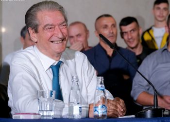 Ish-kryeministrin, Sali Berisha, i cili ka mberritur ne Fier, duke folur ne kuader te takimeve me demokratet ne te gjitha qytetet e Shqiperise, takime te cilat i ka emeruar “Foltorja”. Synimi i ish-kryeministrit eshte “te ktheje PD-ne ne vlerat e meparshme”. Berisha nderkohe eshte shpallur non-grata nga SHBA dhe eshte perjashtuar nga grupi parlamentar i PD.
/r/n/r/nFormer Prime Minister, Sali Berisha, who has arrived in Fier, speaking in the framework of meetings with Democrats in all cities of Albania. The aim of the former prime minister is "to return the DP to its previous values". Berisha, meanwhile, has been declared non-grata by the US and has been expelled from the DP parliamentary group.