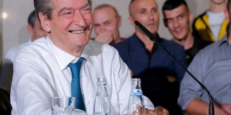 Ish-kryeministrin, Sali Berisha, i cili ka mberritur ne Fier, duke folur ne kuader te takimeve me demokratet ne te gjitha qytetet e Shqiperise, takime te cilat i ka emeruar “Foltorja”. Synimi i ish-kryeministrit eshte “te ktheje PD-ne ne vlerat e meparshme”. Berisha nderkohe eshte shpallur non-grata nga SHBA dhe eshte perjashtuar nga grupi parlamentar i PD.
/r/n/r/nFormer Prime Minister, Sali Berisha, who has arrived in Fier, speaking in the framework of meetings with Democrats in all cities of Albania. The aim of the former prime minister is "to return the DP to its previous values". Berisha, meanwhile, has been declared non-grata by the US and has been expelled from the DP parliamentary group.